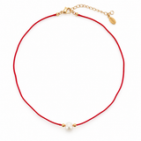 Collar de perlas con hilo rojo